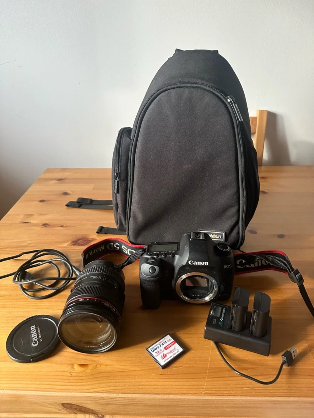 Canon EOS DSLR Camera Body in Black with Accessories - Picture 3 of 8